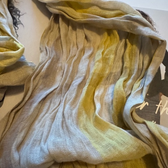 💯 % AUTHENTIC Burberry Linen Scarf in Beige and Yellow hues - Picture 2 of 4